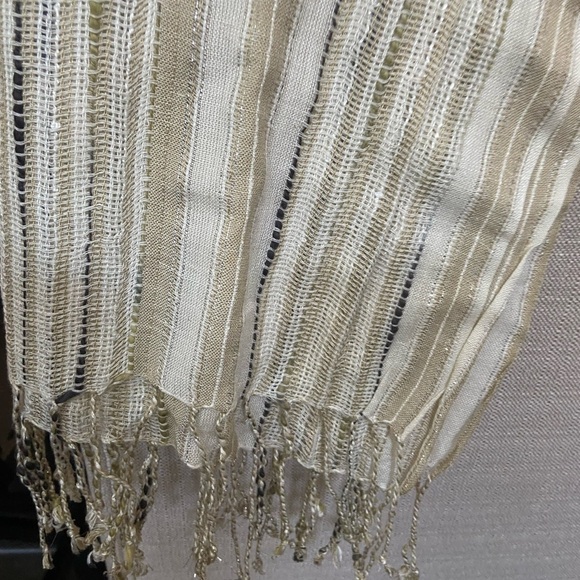 Lightweight cream/tan scarf with some shimmer - Picture 3 of 7